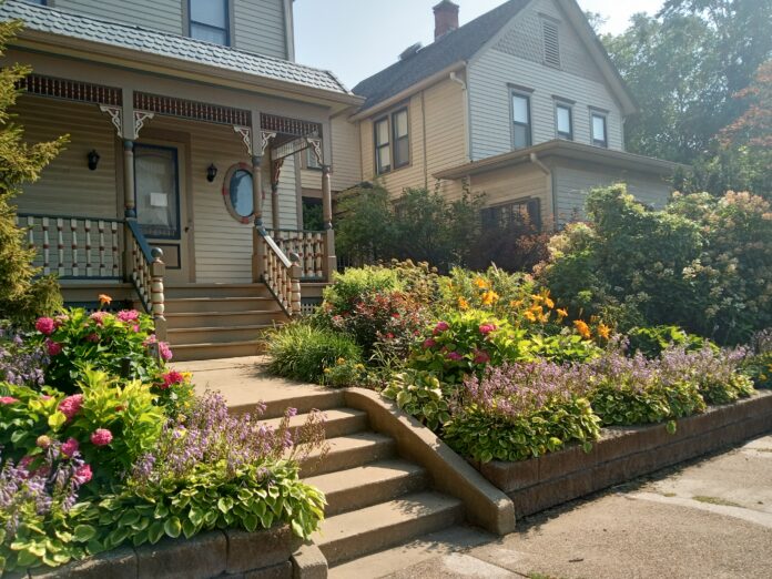 Tell on Your Neighbors' yards Rock Island